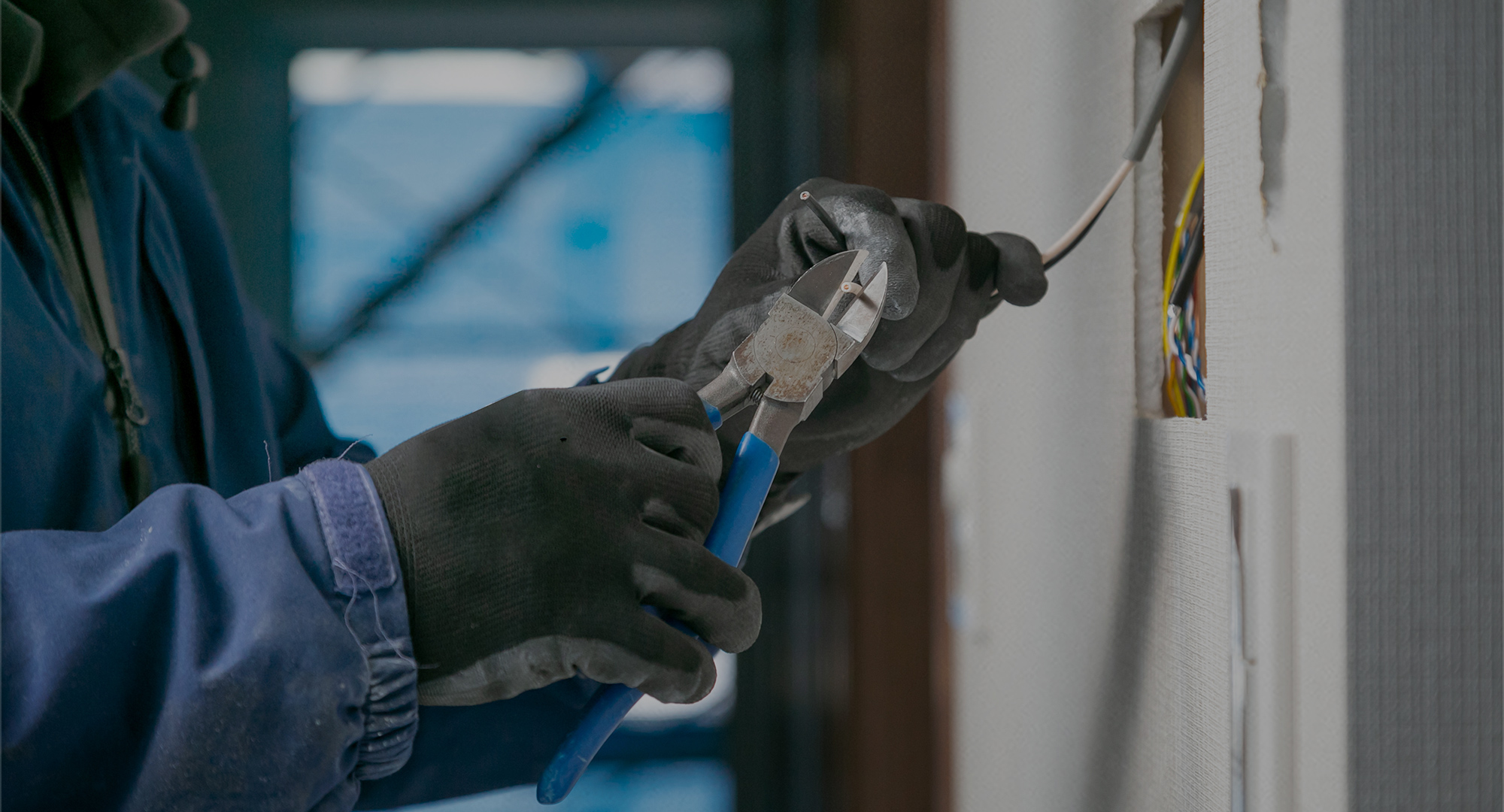 住まいの味方、電気も塗装も太陽光もおまかせを 困ったときにご連絡ください、株式会社 サトウサービス